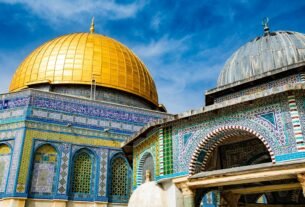 brass-colored and blue dome building during daytime
